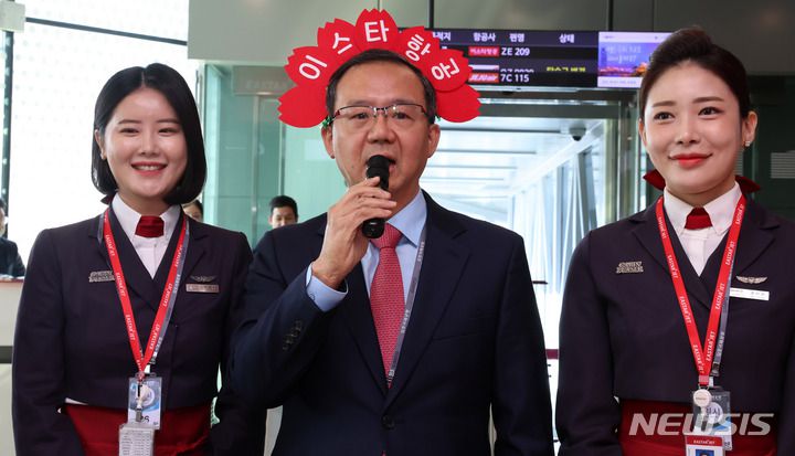 [서울=뉴시스] 최동준 기자 = 조중석 이스타항공 대표를 비롯한 임직원들이 26일 오전 김포국제공항 국내선 탑승 게이트에서 승객들에게 감사인사를 하고 있다. 이스타 항공은 오늘부터 김포-제주 노선을 시작으로 3년 만에 운항을 재개했다. (공동취재사진) 2023.03.26. photo@newsis.com