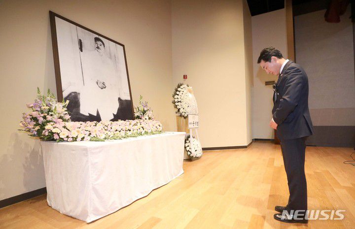 [서울=뉴시스] 김선웅 기자 = 박민식 국가보훈처장이 26일 서울 중구 안중근의사기념관에서 열린 안중근 의사 순국 113주기 추모식에서 헌화 후 묵념을 하고 있다. 2023.03.26. mangusta@newsis.com