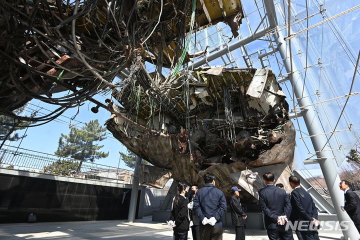 [평택=뉴시스] 김종택 기자 = 26일 경기도 평택시 해군 제2함대 사령부에서 열린 '제13주기 천안함 46용사 추모식'에서 참석자들이 전시돼 있는 천안함 선체를 살펴보고 있다. 이날 열린 추모식에는 당시 숨진 군인 유가족과 천암함 승조원, 해군 관계자 등 200여 명이 참석했다. 2023.03.26. jtk@newsis.com