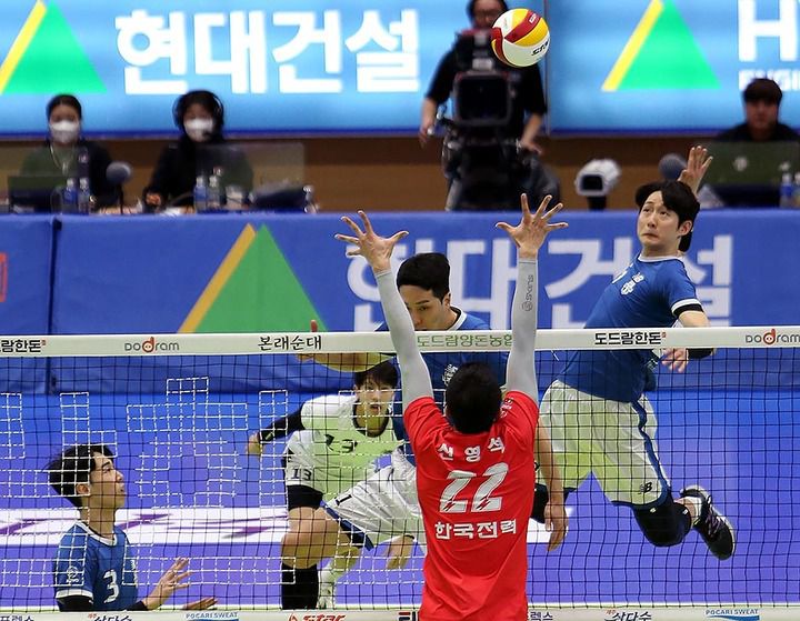 [서울=뉴시스] 조성봉 기자 = 26일 수원실내체육관에서 열린 프로배구 남자부 V리그 PO 2차전 현대캐피탈과 한국전력의 경기, 현대캐피탈 이시우가 백어택을 하고 있다. (사진=현대캐피탈 배구단 제공) 2023.03.26. photo@newsis.com *재판매 및 DB 금지