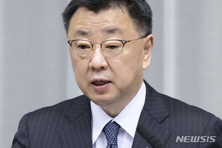 [도쿄=AP·교도/뉴시스]마쓰노 히로카즈 일본 관방장관이 지난 3월 27일 도쿄 총리 관저에서 정례 기자회견을 가지고 발언하고 있다. 2023.05.23.