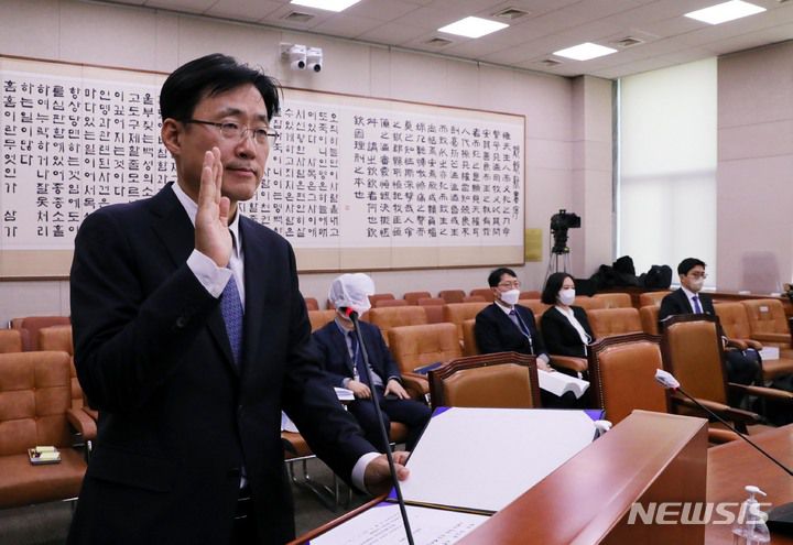 [서울=뉴시스] 전진환 기자 = 김형두 헌법재판관 후보자가 28일 오전 서울 여의도 국회에서 열린 헌법재판소 재판관후보자 인사청문회에서 선서를 하고 있다.  2023.03.28. amin2@newsis.com