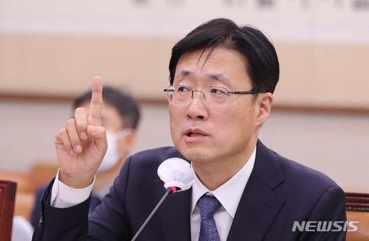 [서울=뉴시스] 전진환 기자 = 김형두 헌재 재판관후보자가 28일 오전 서울 여의도 국회에서 열린 헌법재판소 재판관후보자 인사청문회에서 의원 질의에 답하고 있다.  2023.03.28. amin2@newsis.com