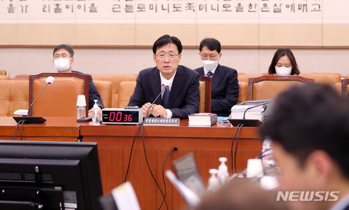 [서울=뉴시스] 전진환 기자 = 김형두 헌법재판관후보자가 28일 오전 서울 여의도 국회에서 열린 헌법재판소 재판관후보자 인사청문회에 출석해 의원 질의에 답하고 있다.  2023.03.28. amin2@newsis.com