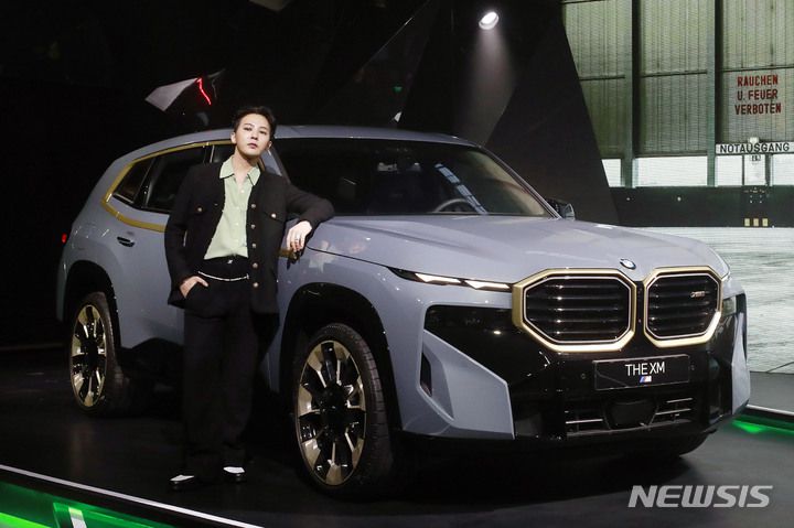 [서울=뉴시스] 최동준 기자 = BMW 코리아가 28일 서울 강남구 한 빌딩에서 M 전용 스포츠액티비티차량(SAV) 모델인 '뉴 XM' 국내 출시 행사를 열었다. 뉴 XM 앰배서더 지드래곤이 포즈를 취하고 있다. 2023.03.28. photocdj@newsis.com