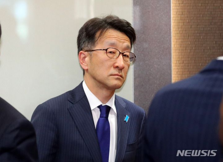 [서울=뉴시스] 배훈식 기자 = 일본 초등학교 교과서 검정 결과에 따라 초치된 구마가이 나오키(熊谷直樹) 주한일본대사관 대사 대리가 지난 28일 오후 서울 종로구 외교부 청사로 들어오며 취재진을 노려보고 있다. 2023.03.30. dahora83@newsis.com
