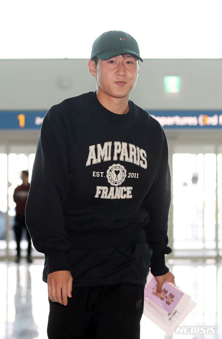 [인천공항=뉴시스] 고승민 기자 = 축구 국가대표팀 이강인(마요르카)가 29일 인천국제공항 제2터미널을 통해 스페인으로 출국하고 있다. 2023.03.29. kkssmm99@newsis.com