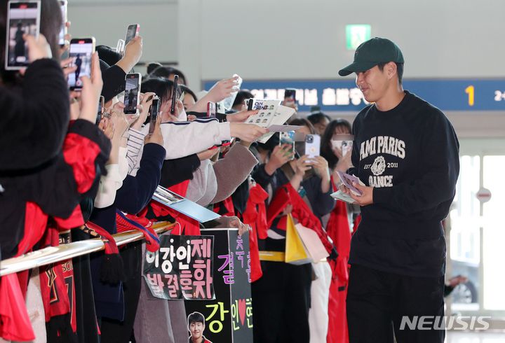 [인천공항=뉴시스] 고승민 기자 = 축구 국가대표팀 이강인(마요르카)가 29일 인천국제공항 제2터미널을 통해 스페인으로 출국하고 있다. 2023.03.29. kkssmm99@newsis.com