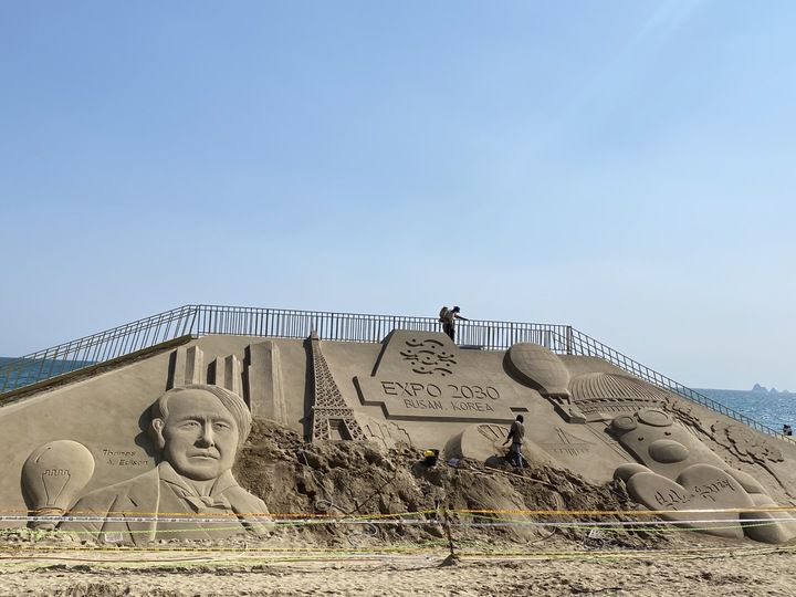 [부산=뉴시스] 부산광역시 해운대구가 준비한 엑스포 상징물을 주제로 한 모래조각 작품. (사진=동효정 기자) 2023.03.30. vivid@newsis.com  *재판매 및 DB 금지