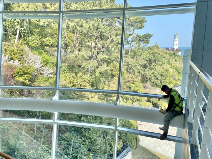 [부산=뉴시스] 실사단 방문을 맞아 누리마루 APEC 하우스를 청소하고 있는 모습. (사진=동효정 기자) 2023.03.30. vivid@newsis.com  *재판매 및 DB 금지