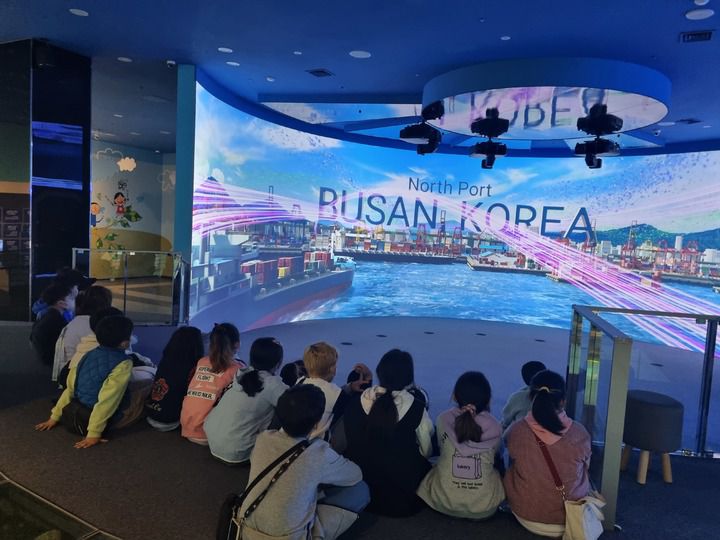 [부산=뉴시스] 부산시청 내 엑스포홍보영상관에서 초등학생들이 부산엑스포 2030 홍보 영상을 감상하고 있다. (사진=동효정 기자) 2023.03.30. vivid@newsis.com  *재판매 및 DB 금지