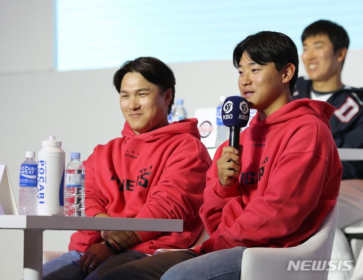 [서울=뉴시스] 김금보 기자 = 기아 타이거즈 김선빈과 김도영이 30일 오후 서울 용산구 그랜드하얏트서울에서 열린 '2023 KBO 미디어데이'에서 각오를 말하고 있다. 2023.03.30. kgb@newsis.com