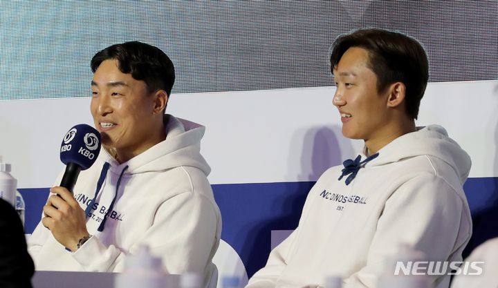 [서울=뉴시스] 김금보 기자 = NC 다이노스 손아섭과 구창모가 30일 오후 서울 용산구 그랜드하얏트서울에서 열린 '2023 KBO 미디어데이'에서 각오를 말하고 있다. 2023.03.30. kgb@newsis.com