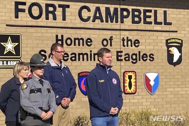 [트리그카운티=AP/뉴시스] 앤디 버시어 미 켄터키주지사가 30일(현지시간) 미 101공수사단 블랙호크 헬기 2대 추락 사고와 관련해 포트 캠벨에서 기자회견을 하고 있다. 전날 오후 10시께 발생한 사고로 헬기에 타고 있던 장병 9명 전원이 사망했다. 2023.03.31.