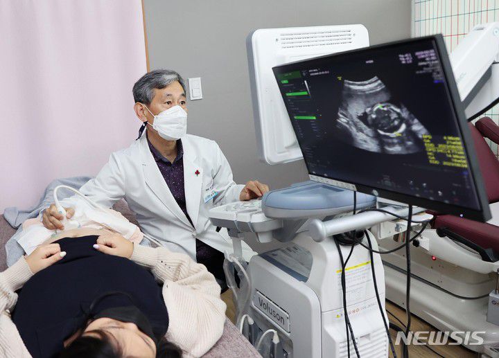 [함양=뉴시스] 홍정명 기자=경남 함양군보건소 정두용 산부인과 전문의가 임신 여성을 진료하고 있다.(사진=함양군보건소 제공) 2023.04.02.  photo@newsis.com