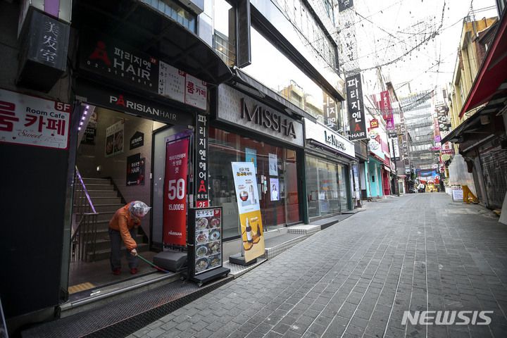 [서울=뉴시스] 정병혁 기자 = 자영업자들의 대출(사업자대출+가계대출)이 1000조원을 넘어선 것으로 알려졌다. '자영업자 대출 현황' 자료에 따르면 지난해 4분기 말 현재 전체 자영업자의 대출은 1천19조8천억원으로 추산됐다. 대출자 가운데 56.4%(173만명)는 가계대출을 받은 금융기관 수와 개인사업자대출 상품 수의 합이 3개 이상인 다중채무자였다. 3일 오전 서울시내 쇼핑거리에서 한 상인이 청소를 하고 있다.. 2023.04.03. jhope@newsis.com