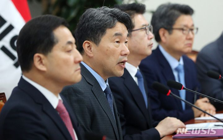 [서울=뉴시스] 이주호 사회부총리 겸 교육부 장관이 지난 4월5일 오전 서울 여의도 국회에서 열린 학교폭력 근절 종합대책 관련 당정협의회에 참석해 발언하는 모습.. 이 부총리 오른쪽 두번째가 오석환 신임 교육부 차관. (사진=뉴시스DB). 2023.12.06. photo@newsis.com