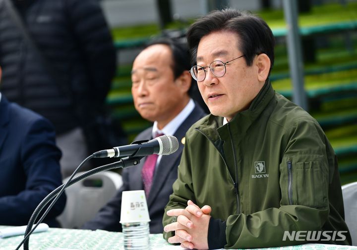 [나주=뉴시스] 이영주 기자 = 이재명 더불어민주당대표가 7일 오후 전남 나주시 노안농협육묘장에서 열린 양곡관리법 재추진 결의를 위한 현장 논민 간담회에 참여하고 있다. 2023.04.07. leeyj2578@newsis.com