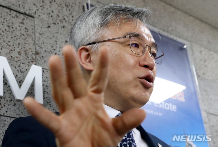 [서울=뉴시스] 고 박원순 전 서울시장 유족 측 법률대리인이었던 정철승 변호사가 지난 2023년 4월 14일 오전 서울 서초구 법무법인 더펌에서 후배 변호사 성추행 의혹 관련 기자회견을 하고 있다. (사진=뉴시스DB). 2025.05.28. photo@newsis.com