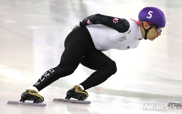 [진천=뉴시스] 김금보 기자 = 18일 충북 진천선수촌 실내빙상장에서 열린 2023~2024 쇼트트랙 국가대표 선발전 남자 1,500m 예선 3조 경기, 고양시청 곽윤기가 활주하고 있다. 2023.04.18. kgb@newsis.com
