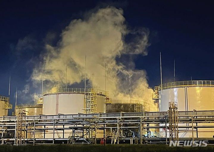 [크라스노다르=AP/뉴시스]지난해 5월4일(현지시각) 우크라이나 드론 공격을 받은 러시아 남부 크라스노다르 지역 일스키 정유소에서 연기가 피어오르고 있다. 우크라이나는 9일에도 러시아 깊숙한 정유소와 유류창고를 공격했다. 2024.5.10.