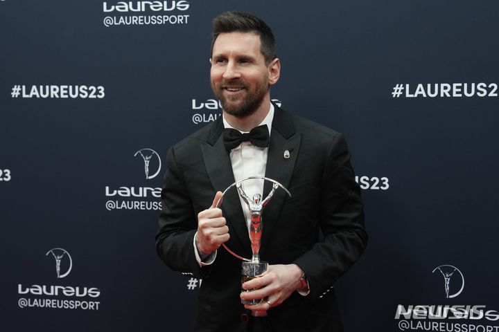 [파리=AP/뉴시스] 리오넬 메시(아르헨티나)가 8일(현지시각) 프랑스 파리에서 열린 2023 라우레우스 올해의 남녀 스포츠인 시상식에서 '올해의 남자 스포츠인' 상을 받고 포즈를 취하고 있다. 2023.05.09.