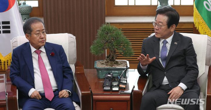 [대구=뉴시스] 이무열 기자 = 이재명 더불어민주당 대표가 지난 2023년 5월10일 오후 대구시청 산격청사를 찾아 홍준표 대구시장과 면담하고 있다. 2023.05.10. lmy@newsis.com