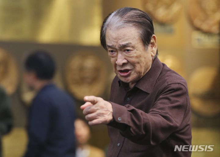 [서울=뉴시스] 최진석 기자 = 리어왕 역의 배우 이순재가 10일 서울 SNU 장학빌딩 베리타스홀에서 열린 연극 리어왕 연습실 공개 행사에서 장면시연을 하고 있다. 2023.05.10. myjs@newsis.com