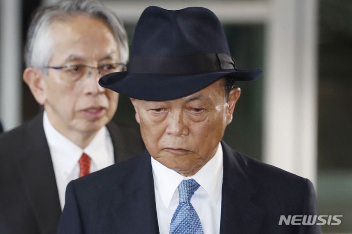 [서울=뉴시스] 최동준 기자 = 기시다 후미오 일본 총리가 이달 실시할 것으로 점쳐지는 내각 개조(개각)·집권 자민당 간부 인사에서 아소 다로 자민당 부총재를 유임할 의향을 굳혔다고 6일 아사히신문이 보도했다. 사진은 아소 부총재가 지난 5월 11일 서울 강서구 김포국제공항을 통해 입국하며 아이보시 고이치 주한일본대사와 이동하고 는 모습. 2023.09.06. photocdj@newsis.com