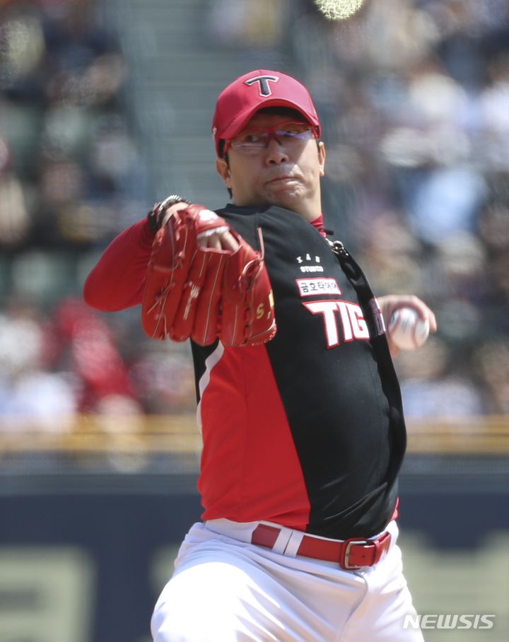 [서울=뉴시스] 김근수 기자 = 14일 서울 송파구 잠실야구장에서 열린 2023 KBO리그 두산 베어스와 KIA 타이거즈의 경기, 1회 말 두산 베어스 공격, 기아 타이거즈 선발 투수 양현종이 역투하고 있다. 2023.05.14. ks@newsis.com