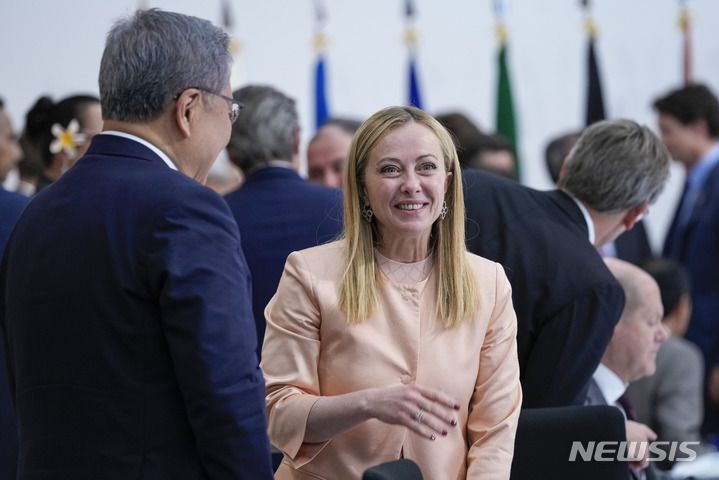 [히로시마=AP/뉴시스] 조르자 멜로니 이탈리아 총리는 올해 47세로 국민 평균 연령(48)보다 나이가 적은 지도자로 분류된다. 사진은 멜로니 총리가 지난해 5월 20일 일본 히로시마에서 열린 주요 7개국(G7) 정상회의 중 글로벌 인프라, 투자에 대한 행사에 참여하는 모습. 2024.06.28.