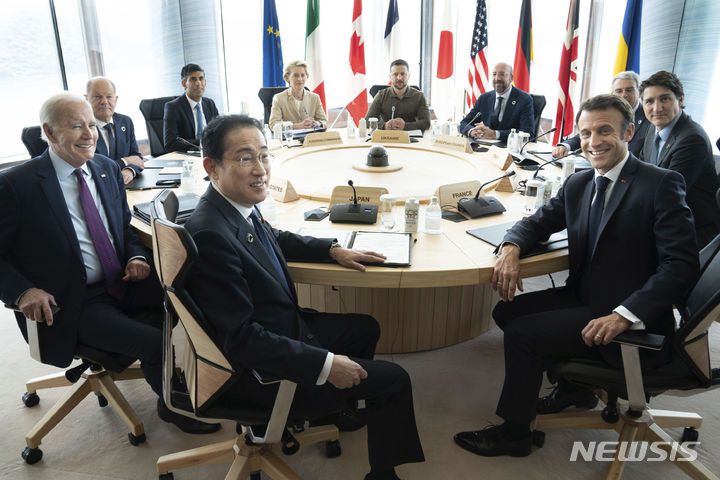 [히로시마=AP/뉴시스]일본 히로시마에서 볼로디미르 젤렌스키 우크라이나 대통령(가운데) 지난 21일 주요 7개국(G7) 정상회의가 열렸다. 왼쪽에서 시계방향으로 기시다 후미오 일본 총리, 조 바이든 미국 대통령, 올라프 숄츠 독일 총리, 리시 수낵 영국 총리, 우르줄라 폰데어라이엔 유럽연합(EU) 집행위원장, 샤를 미셸 EU 정상회의(이사회) 상임의장, 장루이지 베네데티 주일 이탈리아 대사, 쥐스탱 트뤼도 캐나다 총리, 에마뉘엘 마크롱 프랑스 대통령. 2023.05.26.