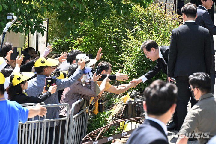 [김해=뉴시스] 차용현 기자 = 이재명 더불어민주당 대표가 23일 오후 경남 김해시 진영읍 본산리 봉하마을 노 전 대통령 묘역에서 열리는 노무현 전 대통령 서거 14주기 추도식에 참석해 노 전 대통령 사저로 들어가며 시민들과 악수하고 있다  (공동취재사진) 2023.05.23. photo@newsis.com
