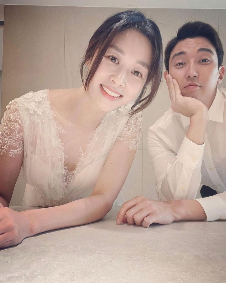 [서울=뉴시스] 배우 장신영이 남편인 배우 강경준과의 결혼 5주년을 자축했다. (사진=장신영 인스타그램 캡처) 2023.05.25. photo@newsis.com *재판매 및 DB 금지 *재판매 및 DB 금지