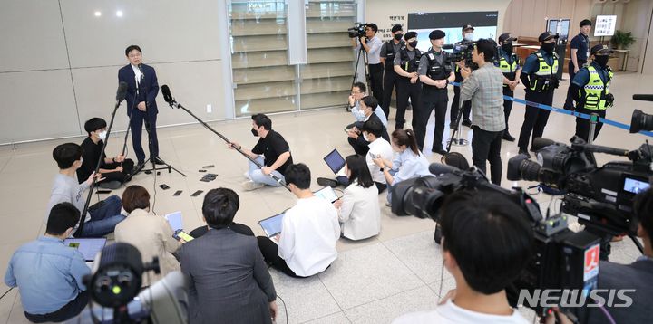 [인천공항=뉴시스] 김금보 기자 = 후쿠시마 원전 전문가 현장시찰단장인 유국희 원자력안전위원회 위원장이 현지 시찰을 마치고 26일 오후 인천국제공항 제2터미널 입국장을 통해 귀국 취재진 질문에 답하고 있다. 2023.05.26. kgb@newsis.com
