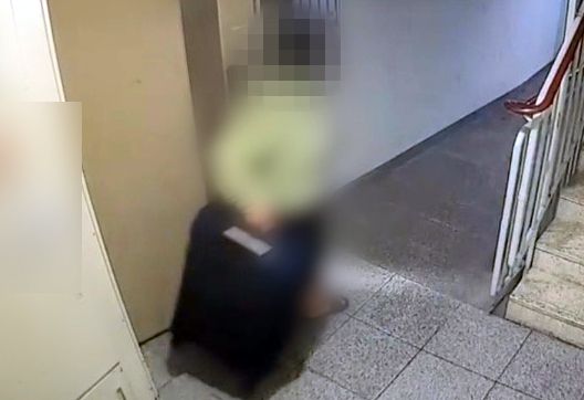 [부산=뉴시스] 부산 금정경찰서는 28일 온라인 앱을 통해 알게된 여성을 살해하고, 시신을 훼손한 뒤 일부를 야산에 유기한 혐의를 받는 20대 여성 정유정(23)을 긴급체포해 조사 중이라고 밝혔다. 사진은 정이 여행용 가방을 끌고 자신의 집을 나서는 모습. (사진=부산경찰청 제공)  *재판매 및 DB 금지