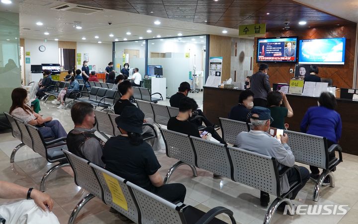 [제주=뉴시스] 오영재 기자 = 코로나19 위기단계가 '경계'로 완화한 첫 날인 1일 오전 제주시 이도2동의 전문의원에서 대부분의 환자들이 마스크를 착용했지만, 일부 환자들은 착용하지 않고 진료를 대기하고 있다. 2023.06.01. oyj4343@newsis.com