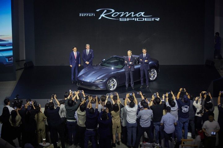[서울=뉴시스]  강주희 기자 = 페라리는 1일부터 오는 4일까지 나흘간 서울 동대문디자인플라자(DDP) 아트홀에서 몰입형 전시 '우니베르소 페라리'(Universo Ferrari)를 개최하고 컨버터블 스포츠카 페라리 로마 스파이더를 국내 최초 공개했다. 2023.06.01 zooey@newsis.com *재판매 및 DB 금지