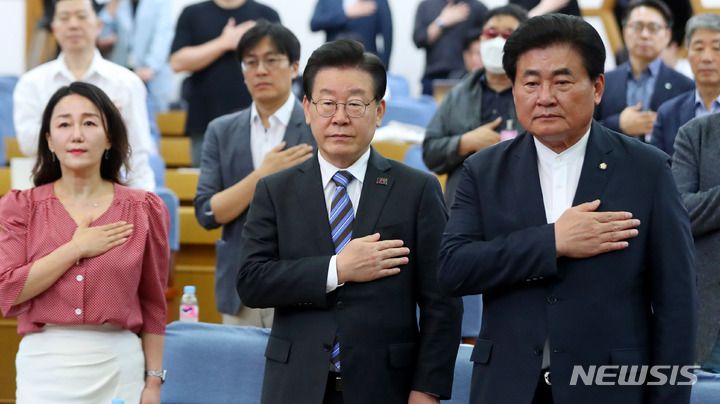 [서울=뉴시스] 추상철 기자 = 이재명 더불어민주당 대표가 1일 오전 서울 여의도 국회에서 열린 '후쿠시마 사고원전 오염수 방류 시도와 민생대책 방안 긴급간담회'에 참석해 국민의례를 하고 있다. 2023.06.01. scchoo@newsis.com