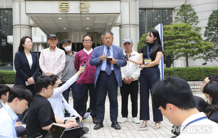 [서울=뉴시스] 최진석 기자 = 민주사회를 위한 변호사 모임 회장인 조영선 변호사가 지난 2023년 6월 1일 서울 서초구 서울중앙지법에서 열린 삼청교육대 피해자 A 씨가 대한민국을 상대로 낸 손해배상 청구소송 선고기일을 마친 후 기자들의 질문에 답하고 있다. 당일 서울중앙지법 민사합의48부(부장판사 김도균)는 삼청교육대 피해자 A 씨가 국가를 상대로 낸 3억원의 손해배상 청구 소송에서 "피고가 원고에게 9000만원을 지급하라"고 판결했다. (사진=뉴시스DB). 2025.05.03. myjs@newsis.com