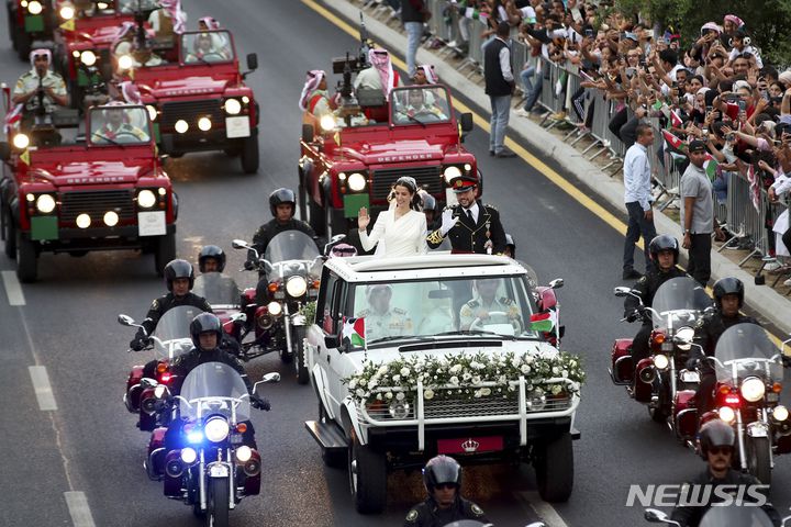 [암만(요르단)=AP/뉴시스]1일 결혼식을 마친 요르단의 후세인 왕세자와 사우디 아라비아의 신부 알세이프의 카 퍼레이드. 2023.06.02