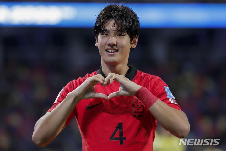 [산티아고 델 에스테로=AP/뉴시스] 최석현이 1일(현지시각) 아르헨티나의 산티아고 델 에스테로 스타디움에서 열린 2023 국제축구연맹(FIFA) 20세 이하(U20) 월드컵 16강전 에콰도르와의 경기 후반 3분 팀의 세 번째 골을 넣고 세리머니하고 있다. 한국은 에콰도르를 3-2로 꺾고 8강에 올라 나이지리아를 상대한다. 2023.06.02.