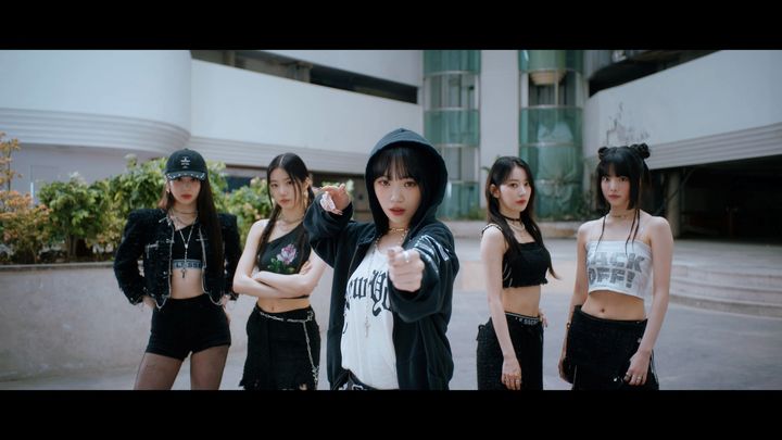 [서울=뉴시스] 르세라핌 '이브, 프시케 그리고 푸른 수염의 아내' MV 섬네일. 2023.06.03. (사진 = 쏘스뮤직 제공) photo@newsis.com *재판매 및 DB 금지