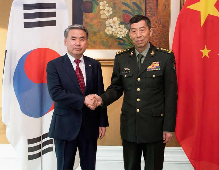 [서울=뉴시스]지난달 말 이후 공개석상에서 자취를 감춘 리샹푸 중국 국방부장(오른쪽). 사진은 지난 6월 싱가포르에서 이종섭 국방부장관과 양자회담을 가진 리 부장 모습.(사진=국방부 제공) 2023.06.03. photo@newsis.com *재판매 및 DB 금지