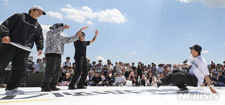 [서울=뉴시스] 김금보 기자 = 비보이들이 3일 오후 서울 용산구 노들섬 일대에서 열린 '2023 서울비보이페스티벌'에서 댄스 배틀을 하고 있다. 2023.06.03. kgb@newsis.com