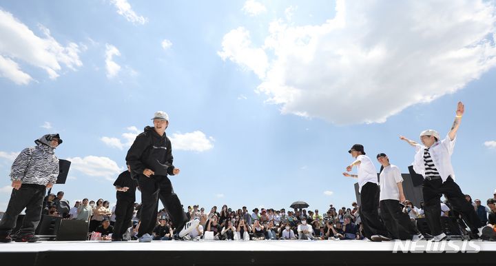 [서울=뉴시스] 김금보 기자 = 비보이들이 3일 오후 서울 용산구 노들섬 일대에서 열린 '2023 서울비보이페스티벌'에서 댄스 배틀을 하고 있다. 2023.06.03. kgb@newsis.com