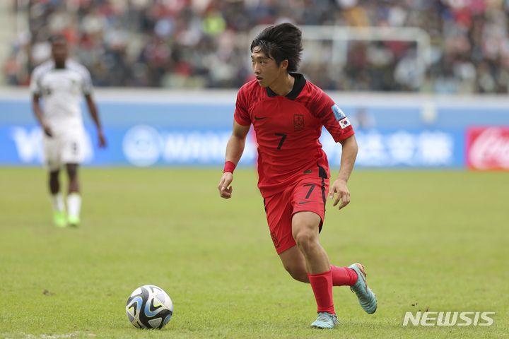 [산티아고 델 에스테로=AP/뉴시스] 김용학이 4일(현지시각) 아르헨티나 산티아고 델 에스테로 스타디움에서 열린 2023 국제축구연맹(FIFA) 20세 이하(U20) 월드컵 8강전 나이지리아와 경기 중 드리블하고 있다. 한국은 연장 전반 5분 최석현의 헤더 결승 골로 나이지리아를 1-0으로 꺾고 U20 월드컵 2연속 4강에 진출해 이탈리아와 결승 진출을 다툰다. 2023.06.05.