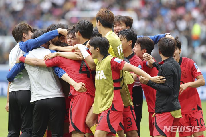 [산티아고 델 에스테로=AP/뉴시스] 최석현(4)이 4일(현지시각) 아르헨티나 산티아고 델 에스테로 스타디움에서 열린 2023 국제축구연맹(FIFA) 20세 이하(U20) 월드컵 8강전 나이지리아와의 경기 연장 전반 5분 헤더 결승 골을 넣고 코치진·동료들과 환호하고 있다. 한국은 나이지리아를 1-0으로 꺾고 U20 월드컵 2연속 4강에 올라 이탈리아와 결승 진출을 다툰다. 2023.06.05.
