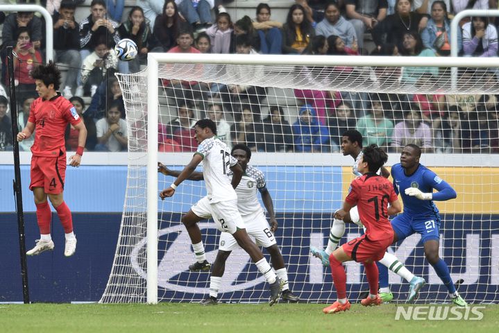 [산티아고 델 에스테로=AP/뉴시스] 최석현(왼쪽)이 4일(현지시각) 아르헨티나 산티아고 델 에스테로 스타디움에서 열린 2023 국제축구연맹(FIFA) 20세 이하(U20) 월드컵 8강전 나이지리아와의 경기 연장 전반 5분 헤더 결승 골을 넣고 있다. 한국은 나이지리아를 1-0으로 꺾고 U20 월드컵 2연속 4강에 올라 이탈리아와 결승 진출을 다툰다. 2023.06.05.