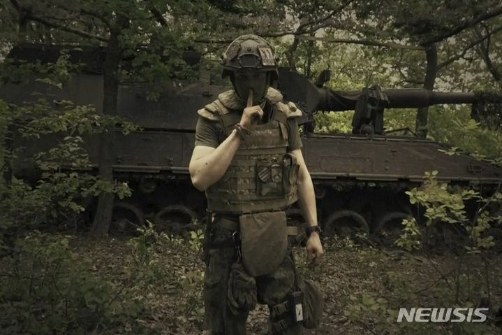 [키이우=AP/뉴시스] 우크라이나 국방부가 지난 4일(현지시각) 한 우크라이나 군인이 장소가 알려지지 않은 곳에서 손가락을 입에 대고 침묵을 강조하는 영상을 공개하며 러시아 대반격에 대한 공식 발표는 없을 것임을 시사했다. 영상에는 "작전엔 보안이 필요. 작전 개시 발표는 없을 것"이라는 자막이 나오기도 한 것으로 알려졌다. 2023.06.09.